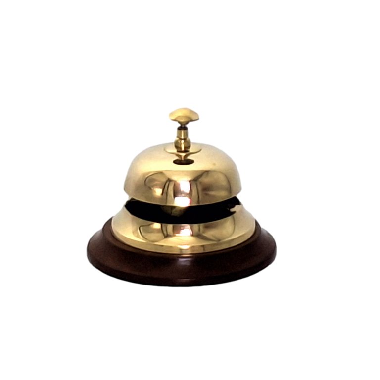 Sárgaréz hotelszerviz-gong fa talpon TB27/4, személyre szabható gravírozással, elegáns ajándék arany és barna színben, magasság 11 cm, átmérő 12 cm