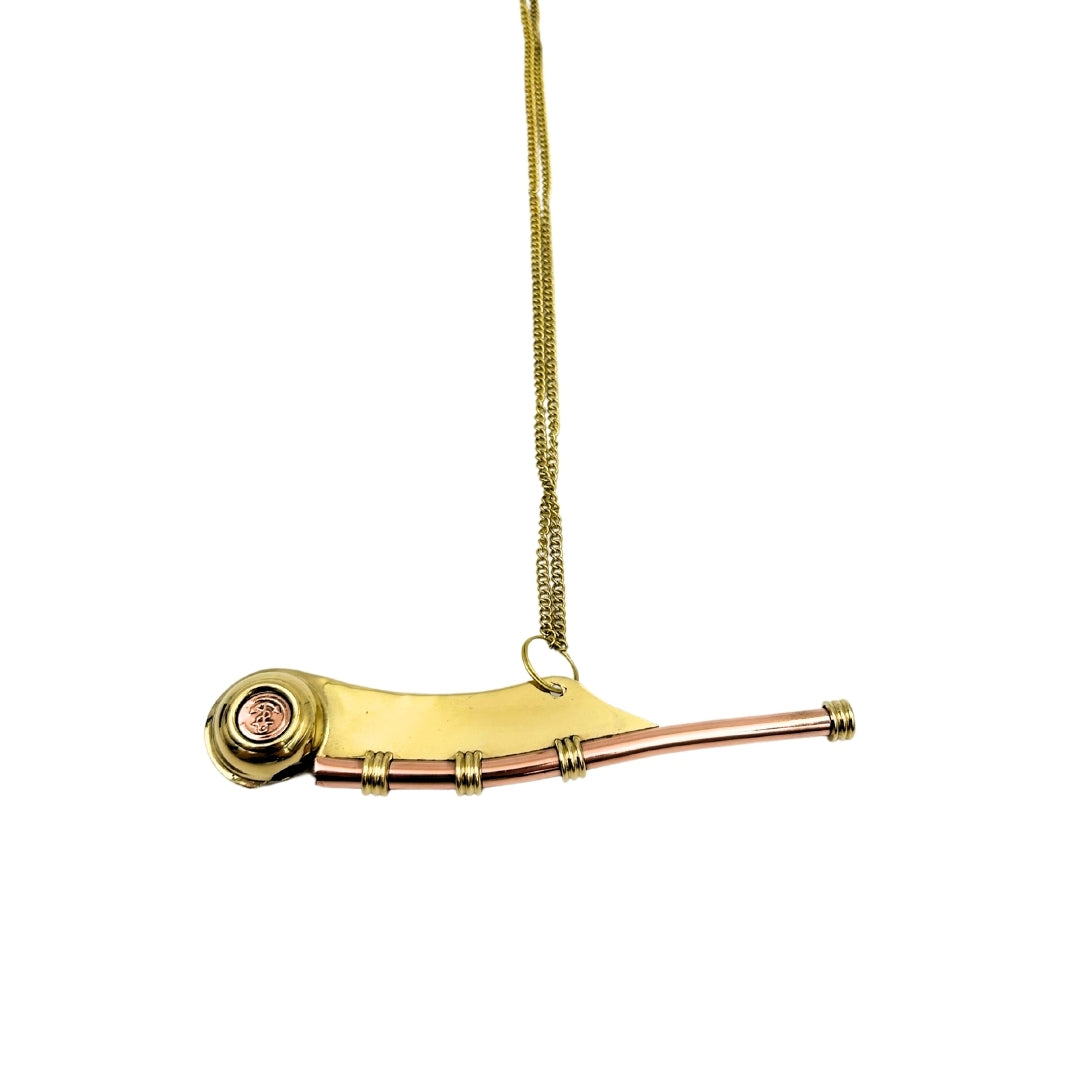 Réz hajós síp gravírozással, elegáns fadobozban – sárgaréz, 12,5 cm