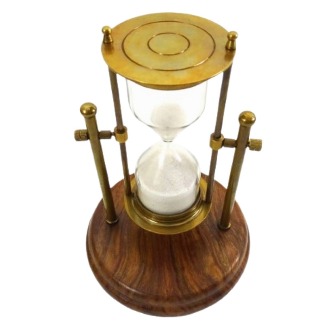 TMR-0200 sárgaréz homokóra fa talpon, gravírozással személyre szabható - elegáns íróasztali ajándék, 20 cm magas, fehér homok