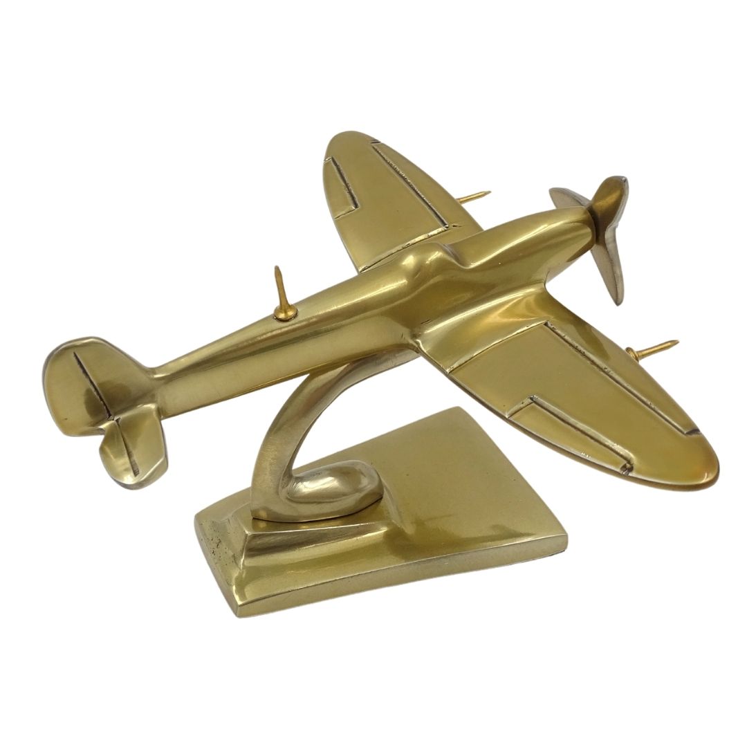 Aranyszínű WWII Spitfire vadászgépmodell gravírozással személyre szabható kivitelben – elegáns ajándék repüléskedvelőknek, alumíniumból készült, méretek: 15 × 13 × 8 cm