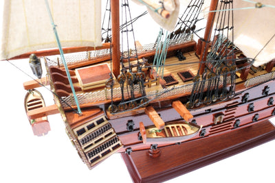 Összeszerelt HMS Victory vitorláshajó-modell, 54 cm - kézzel készített replika, személyre szabható gravírozással - ideális ajándék a vitorlázás szerelmeseinek - kiváló minőség, elegáns fa talapzat