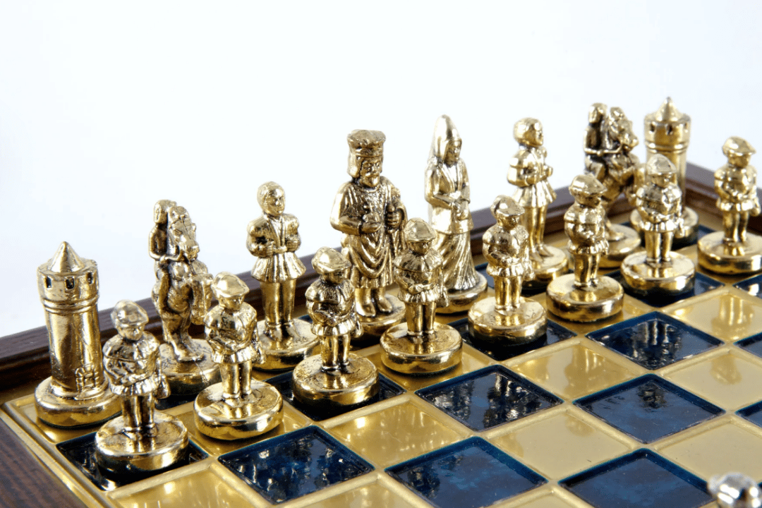 Elegáns prémium sárgaréz sakk 20x20cm Bizánc, személyre szabott gravírozással - Ideális ajándék sakkozónak és történelemkedvelőnek - Kézzel készített figurák arany és ezüst kivitelben