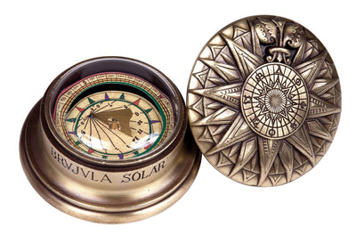 Mosiężny Kompas Solarny Renesansowy z Grawerem - Elegancki Prezent Vintage o Wysokości 4,5 cm i Średnicy 8,5 cm