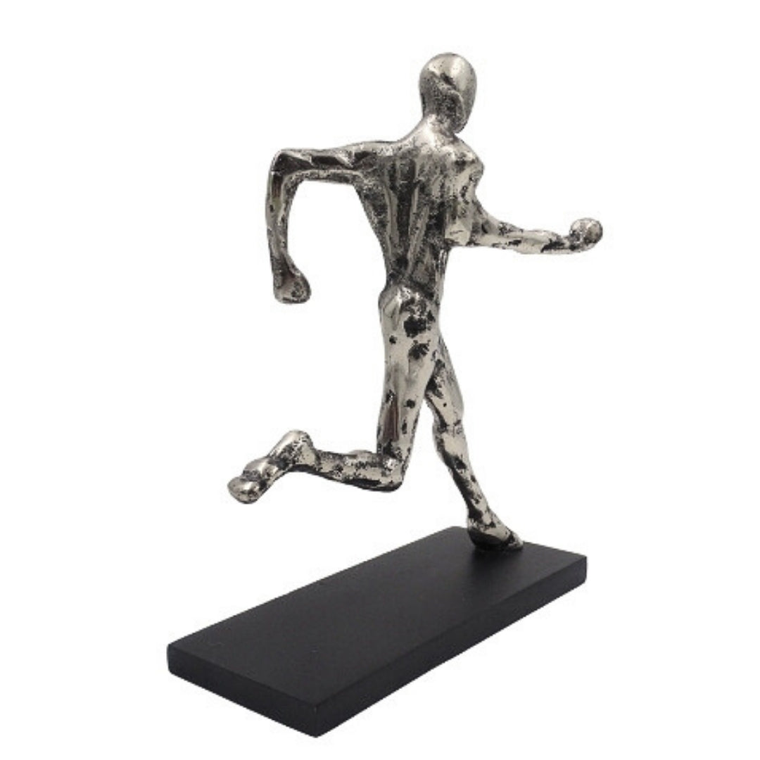 Futó szobrocska, fém figura gravírozással