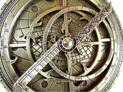 Astrolabium Europejskie H32 – Replika Renesansowa Premium z Możliwością Personalizacji Grawerem – Idealny Prezent z Eleganckim Drewnianym Postumentem – Wysokość 12 cm, Ręcznie Wykonane z Dbałością o Szczegóły