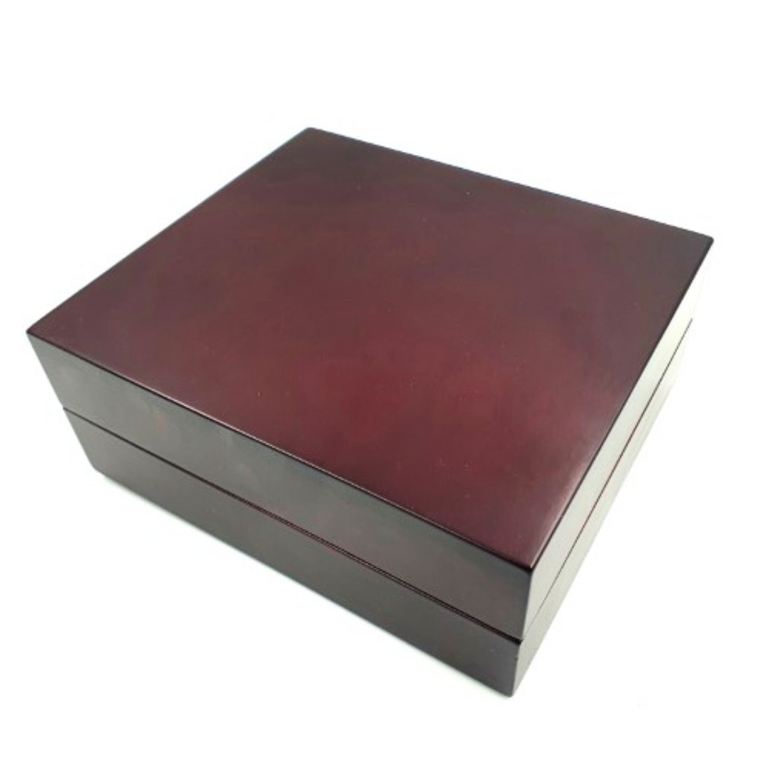Fa ajándékdoboz 14 x 16 x 6,7 cm sötét meggyszínben, filcbetéttel és személyre szabható gravírozási lehetőséggel