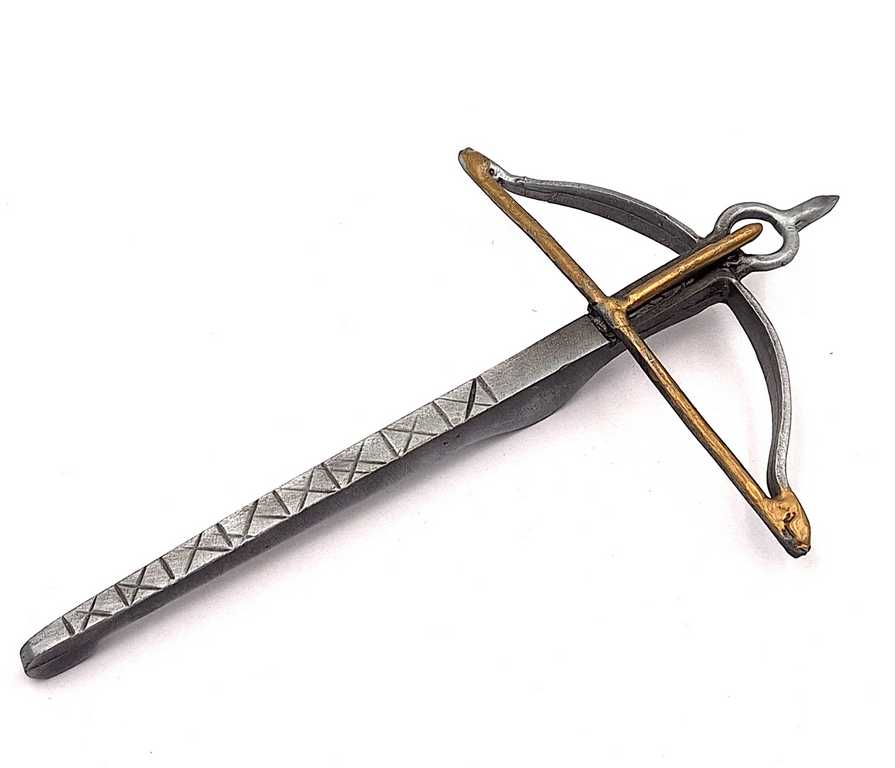 Kisméretű fém számszeríj-replika gravírozással történő személyre szabás lehetőségével – ezüst és arany dekoráció, méretei 14cm x 8,5cm