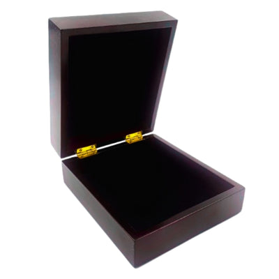 Fa ajándékdoboz 14 x 16 x 6,7 cm sötét meggyszínben, filcbetéttel és személyre szabható gravírozási lehetőséggel
