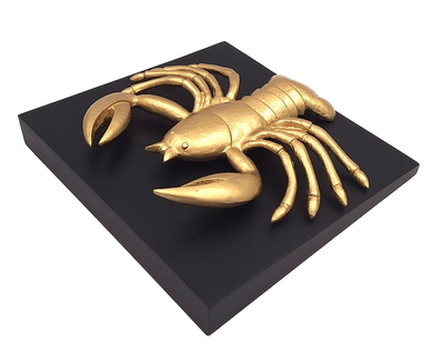 Arany alumínium dekoratív Rák figura, személyre szabható gravírozással - elegáns ajándék bármilyen alkalomra, méretek 29 x 27,5 x 9 cm, fekete fa talp