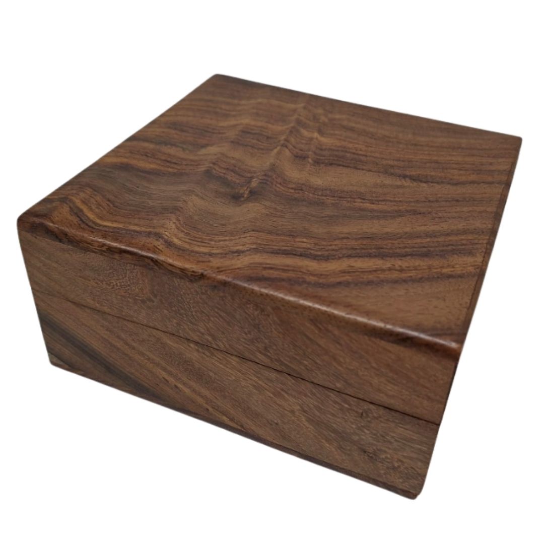 Elegáns fa doboz sötétkék betéttel, 14x14x6,5 cm, gravírozással személyre szabható