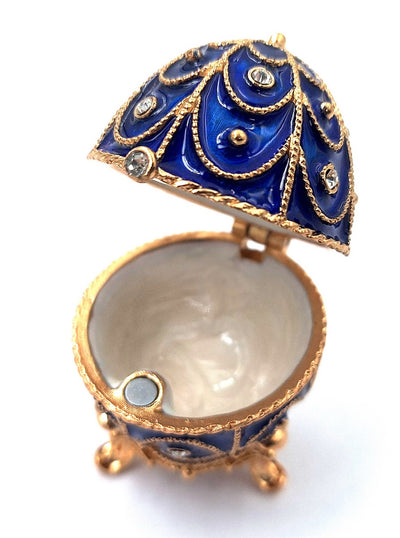 Exkluzív fém ékszerdoboz kristályokkal, Fabergé-tojás formában, sötétkék-arany, 5,5x6,5cm, gravírozással személyre szabható