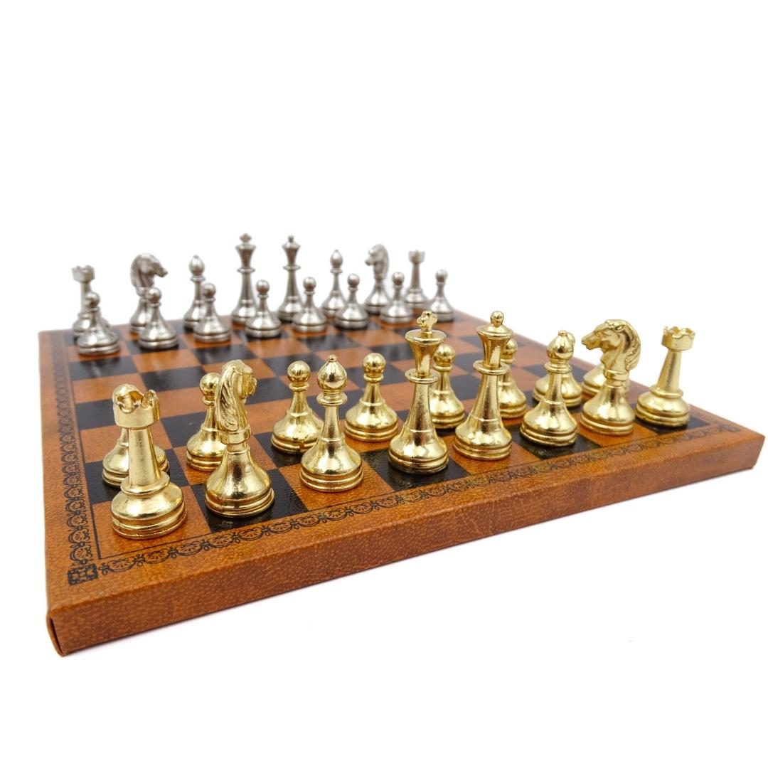 Ekskluzywne metalowe szachy magnetyczne Italfama 18x18 cm z możliwością personalizacji grawerem – elegancki prezent na każdą okazję, brązowo-czarna szachownica z figury złocisto-srebrzyste