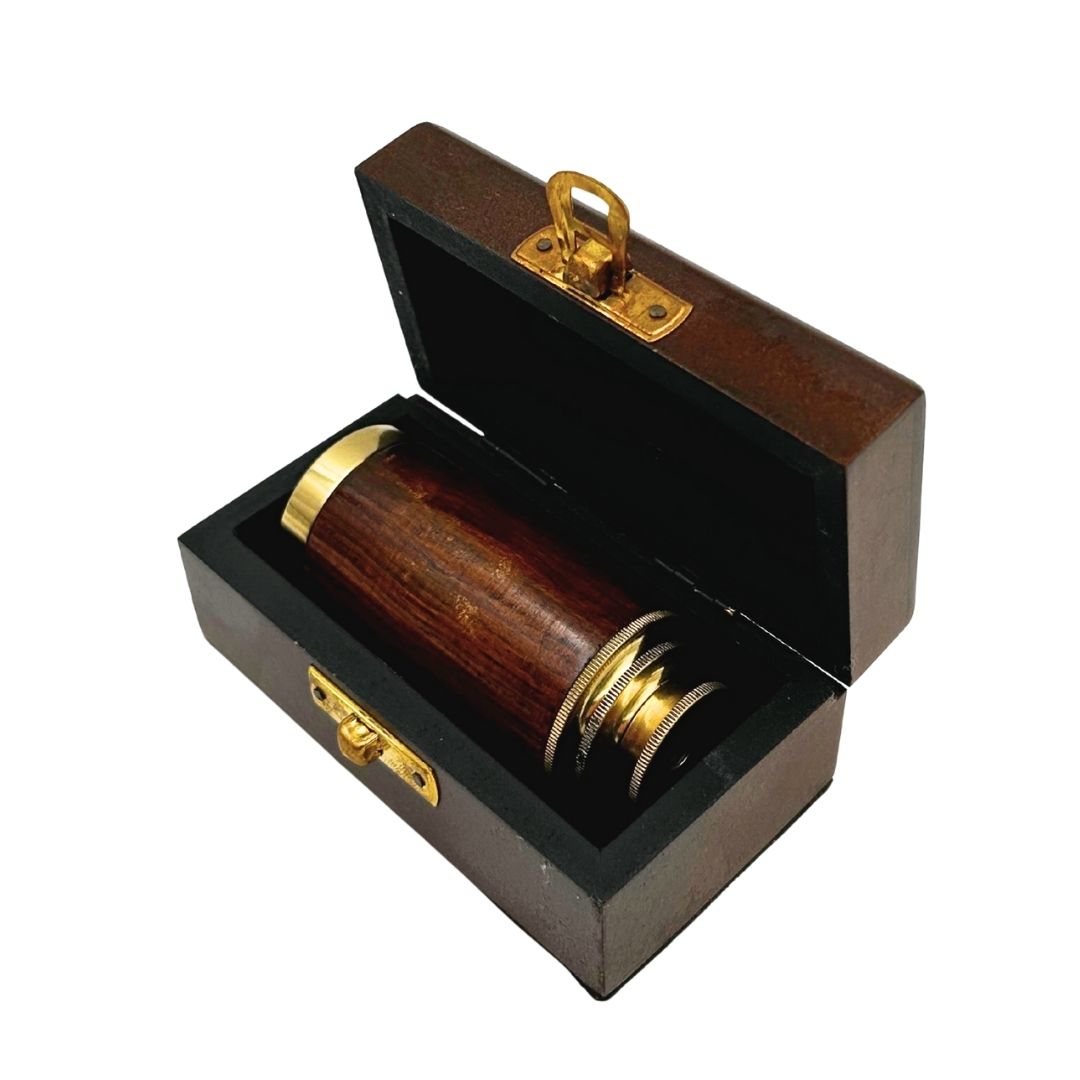Luneta Mosiężna z Grawerem w Drewnianym Pudełku – Elegancki Prezent w Stylu Retro, Idealna do Dekoracji Biura lub Gabinetu, Wysokość 15,5 cm, Materiał: Mosiądz i Drewno