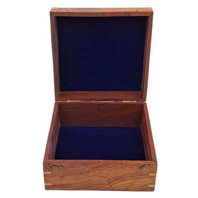 Elegáns fa ajándékdoboz, 20x20x11 cm, sötétkék betéttel és gravírozással személyre szabható