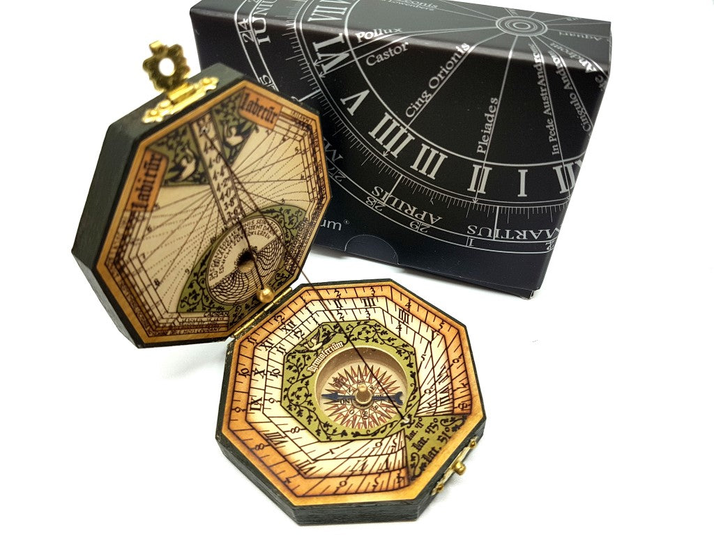 H06 nyolcszögletű napóra és iránytű, gravírozással személyre szabható – elegáns ajándék a navigáció kedvelőinek, fából és sárgarézből készült, gazdag ornamentikával, méretek 7,3 x 2 cm