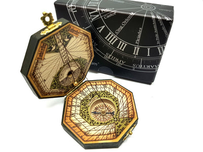 H06 nyolcszögletű napóra és iránytű, gravírozással személyre szabható – elegáns ajándék a navigáció kedvelőinek, fából és sárgarézből készült, gazdag ornamentikával, méretek 7,3 x 2 cm