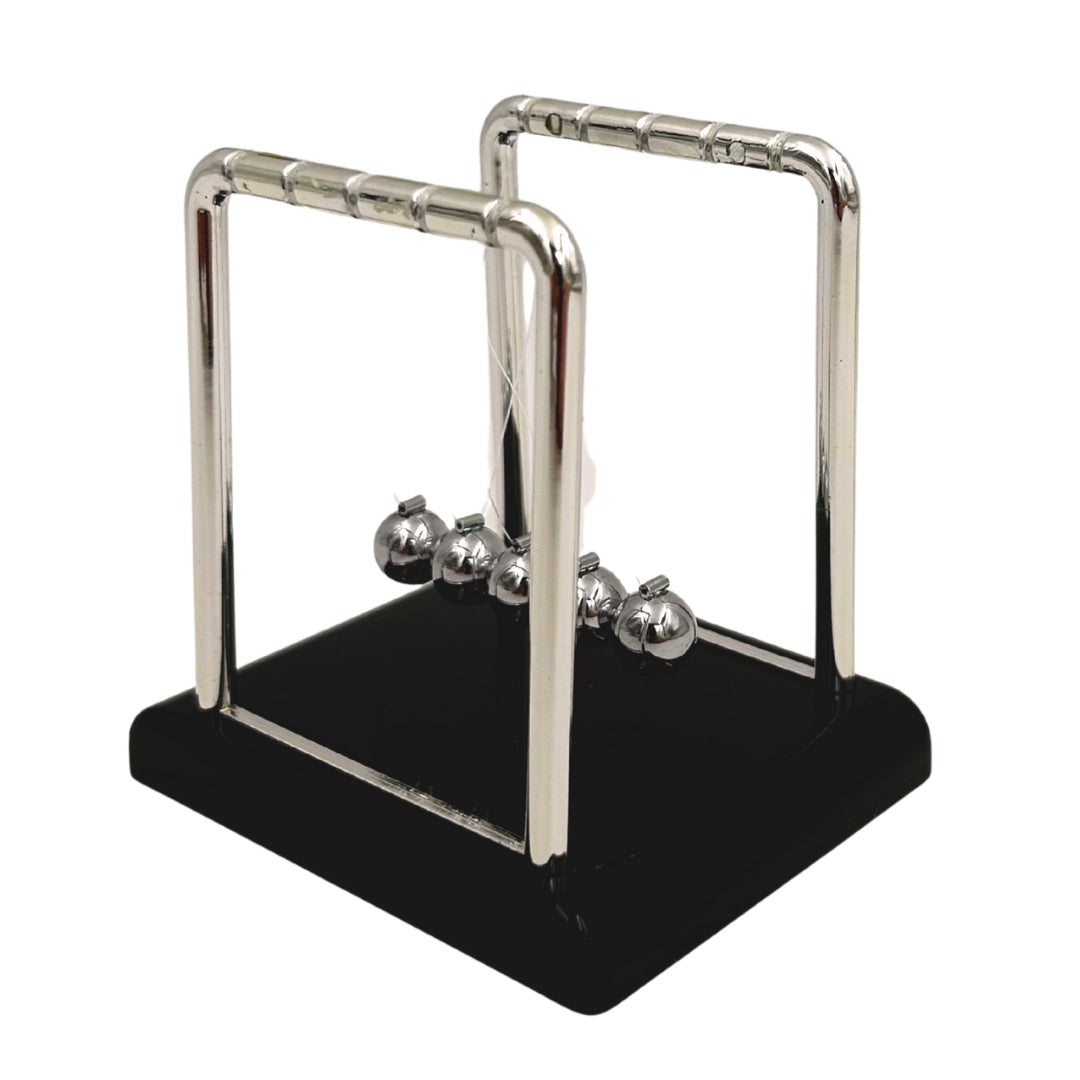 Gravírozott Newton-golyós inga – elegáns stresszoldó asztali kütyü, ideális ajándék – magasság 9 cm, acélgolyók, minimalista dizájn
