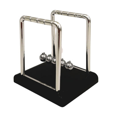 Gravírozott Newton-golyós inga – elegáns stresszoldó asztali kütyü, ideális ajándék – magasság 9 cm, acélgolyók, minimalista dizájn
