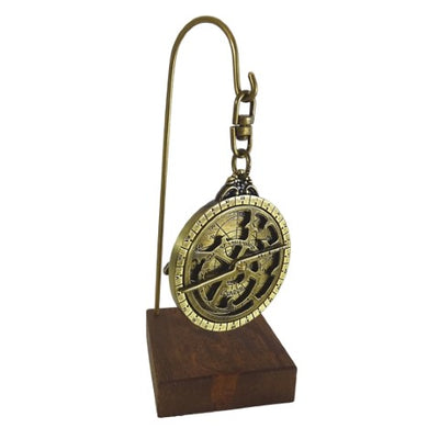 H81 miniatűr asztrolábium fa talpon, gravírozással személyre szabható – elegáns dekorációs elem ajándékba csillagászatkedvelőknek, magasság 13 cm, átmérő 4,5 cm, különleges kivitel gondos részletkidolgozással