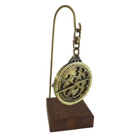 H81 miniatűr asztrolábium fa talpon, gravírozással személyre szabható – elegáns dekorációs elem ajándékba csillagászatkedvelőknek, magasság 13 cm, átmérő 4,5 cm, különleges kivitel gondos részletkidolgozással