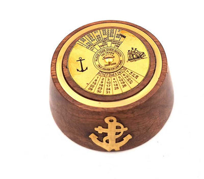 Elegáns sárgaréz-fa öröknaptár, személyre szabható gravírozással, ideális ajándéknak - barna és aranyszínű, méretek: 7,5 x 3,5 cm
