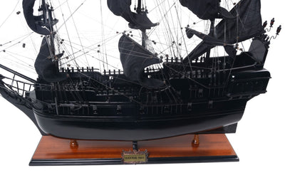 Czarna Perła BP80R kalózhajó-modell személyre szabható gravírozási lehetőséggel, hosszúság 89 cm, exkluzív ajándék minden alkalomra, kézműves művészeti alkotás, fa talapzat