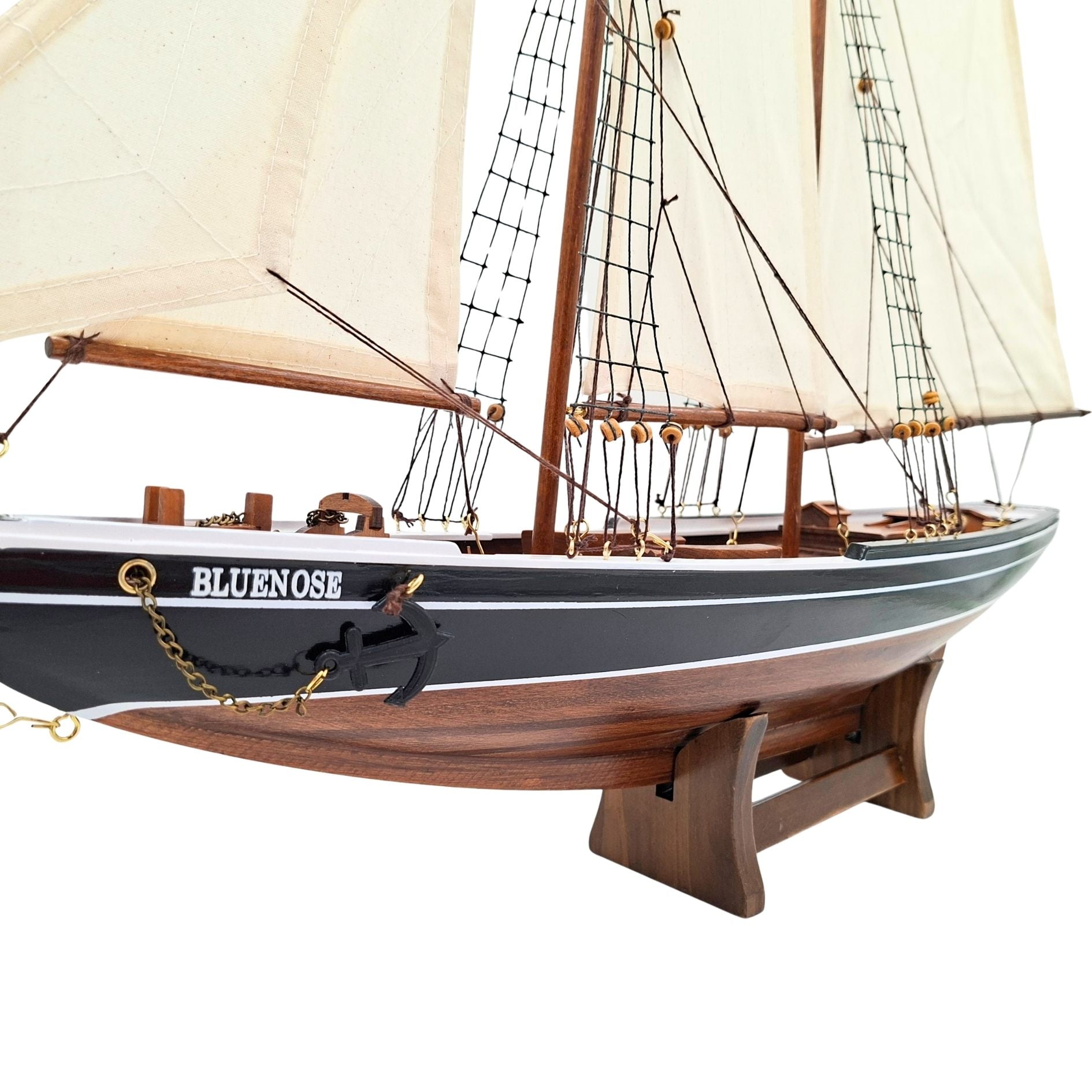 Bluenose szkúner modell 78 cm gravírozással - elegáns fa tengerészeti dekoráció ajándékba a vitorlázás és a tengeri történelem kedvelőinek, természetes vitorlákkal