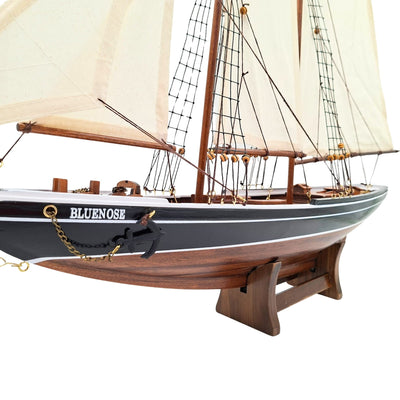 Bluenose szkúner modell 78 cm gravírozással - elegáns fa tengerészeti dekoráció ajándékba a vitorlázás és a tengeri történelem kedvelőinek, természetes vitorlákkal