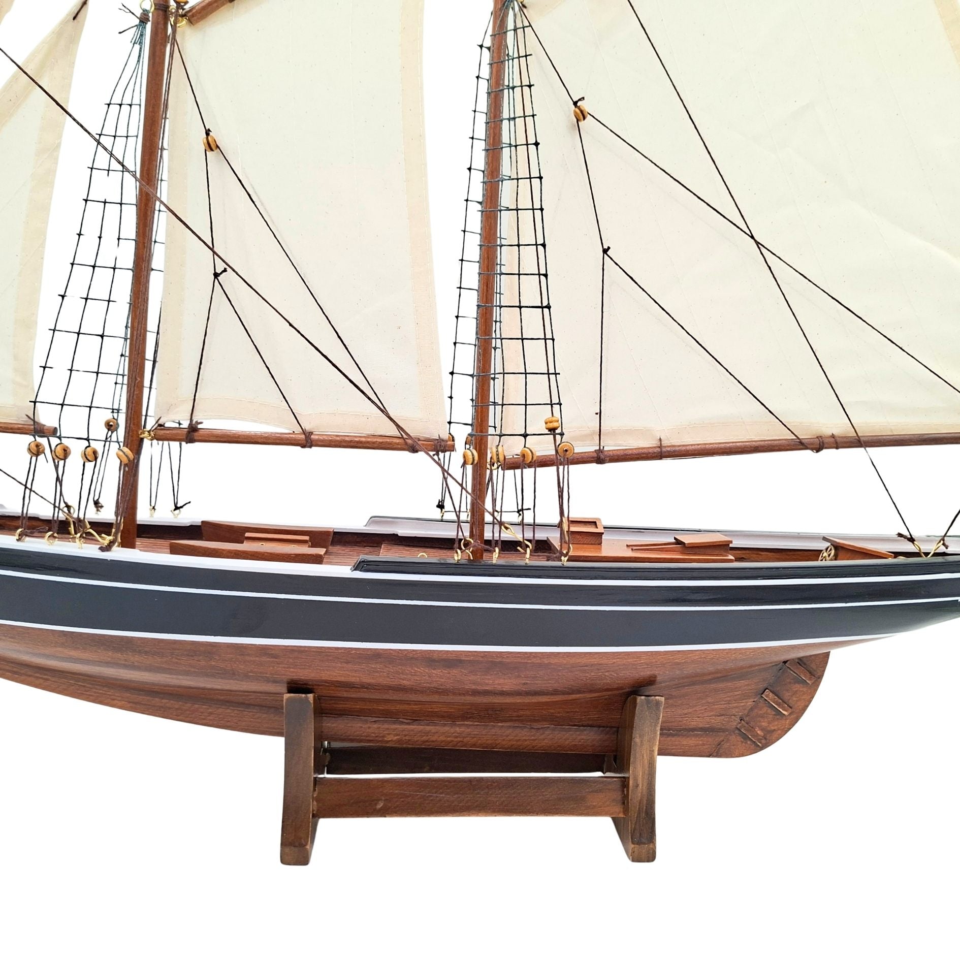 Bluenose szkúner modell 78 cm gravírozással - elegáns fa tengerészeti dekoráció ajándékba a vitorlázás és a tengeri történelem kedvelőinek, természetes vitorlákkal