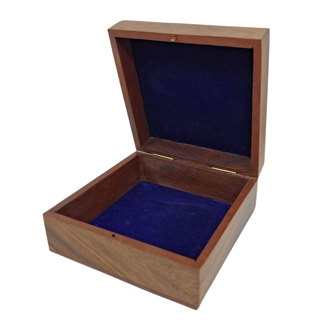 Elegáns fa doboz sötétkék betéttel, 14x14x6,5 cm, gravírozással személyre szabható