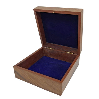 Elegáns fa doboz sötétkék betéttel, 14x14x6,5 cm, gravírozással személyre szabható