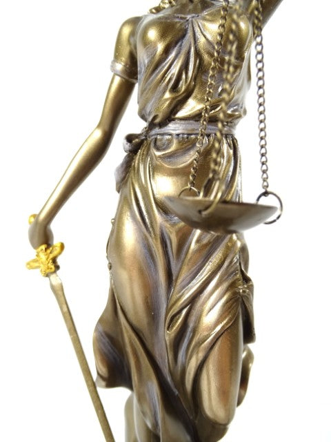 Figurka Temida 35 cm z możliwością personalizacji grawerem - elegancki prezent dla prawnika, sędziego lub radcy prawnego, wykonana z polyresinu w złotym kolorze z antycznym wykończeniem