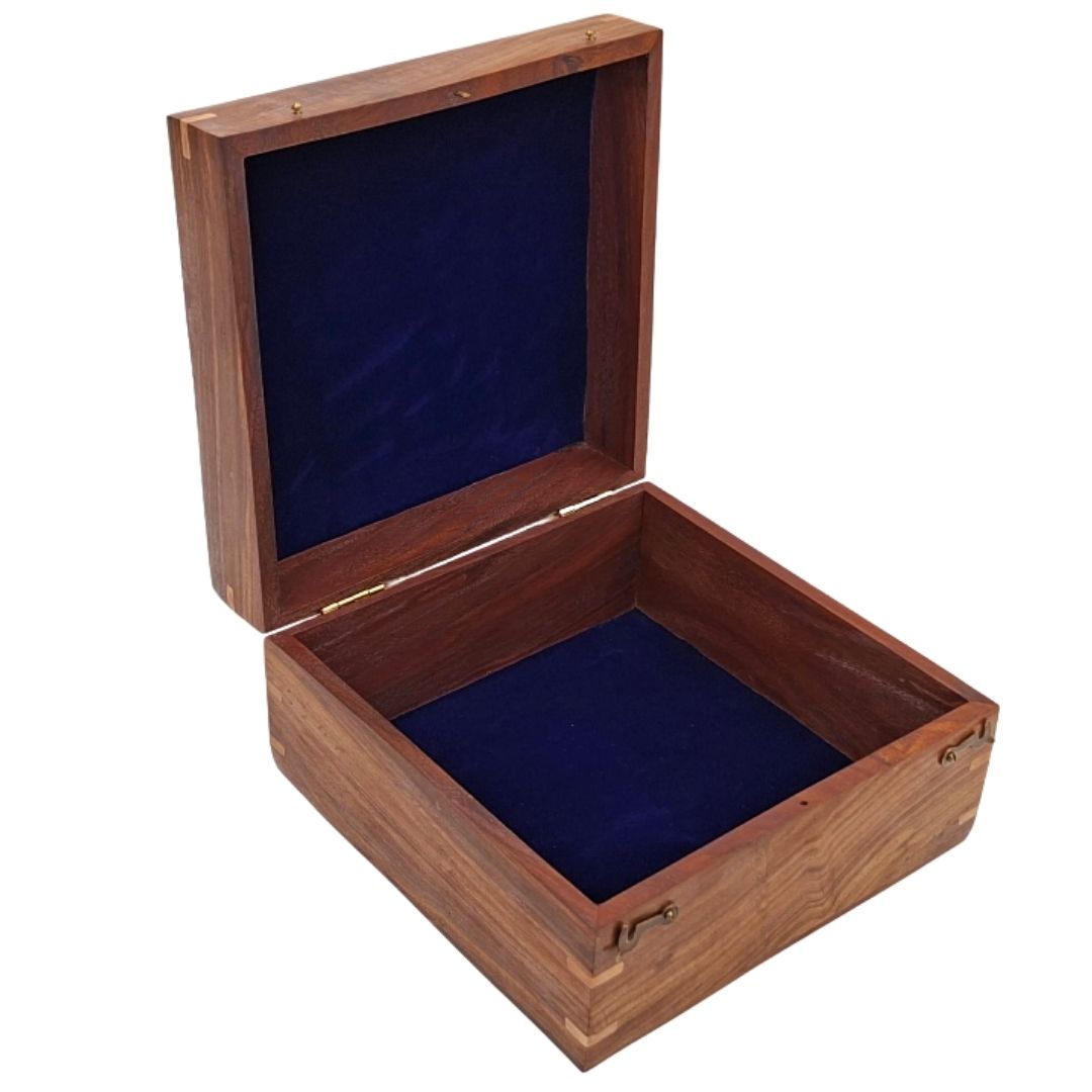 Elegáns fa ajándékdoboz, 20x20x11 cm, sötétkék betéttel és gravírozással személyre szabható