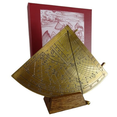 Gunter H39 sárgaréz napkvadráns fa talppal, gravírozással személyre szabható, ideális ajándék a csillagászat kedvelőinek, magasság 17 cm, elegáns ajándékcsomagolás