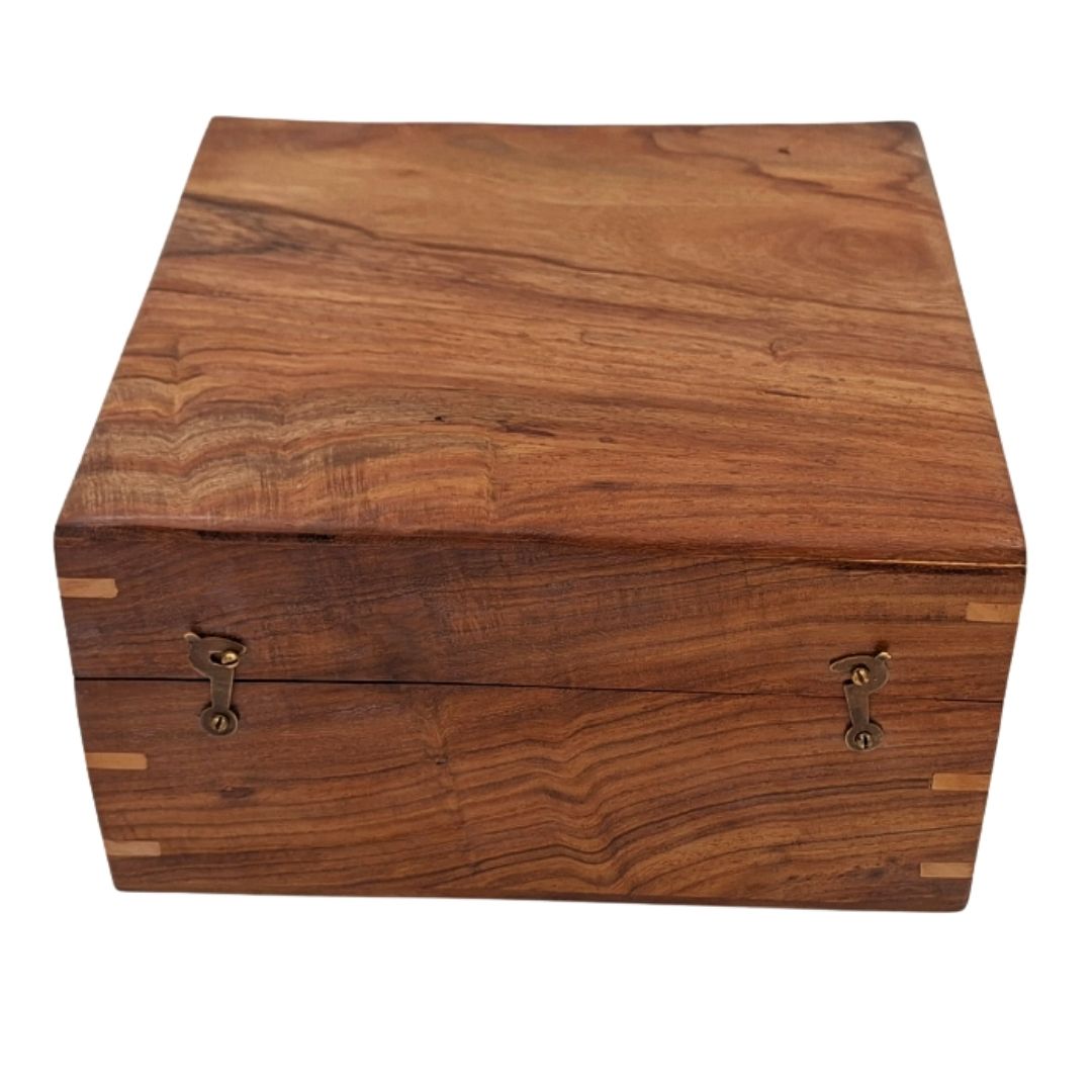 Elegáns fa ajándékdoboz, 20x20x11 cm, sötétkék betéttel és gravírozással személyre szabható