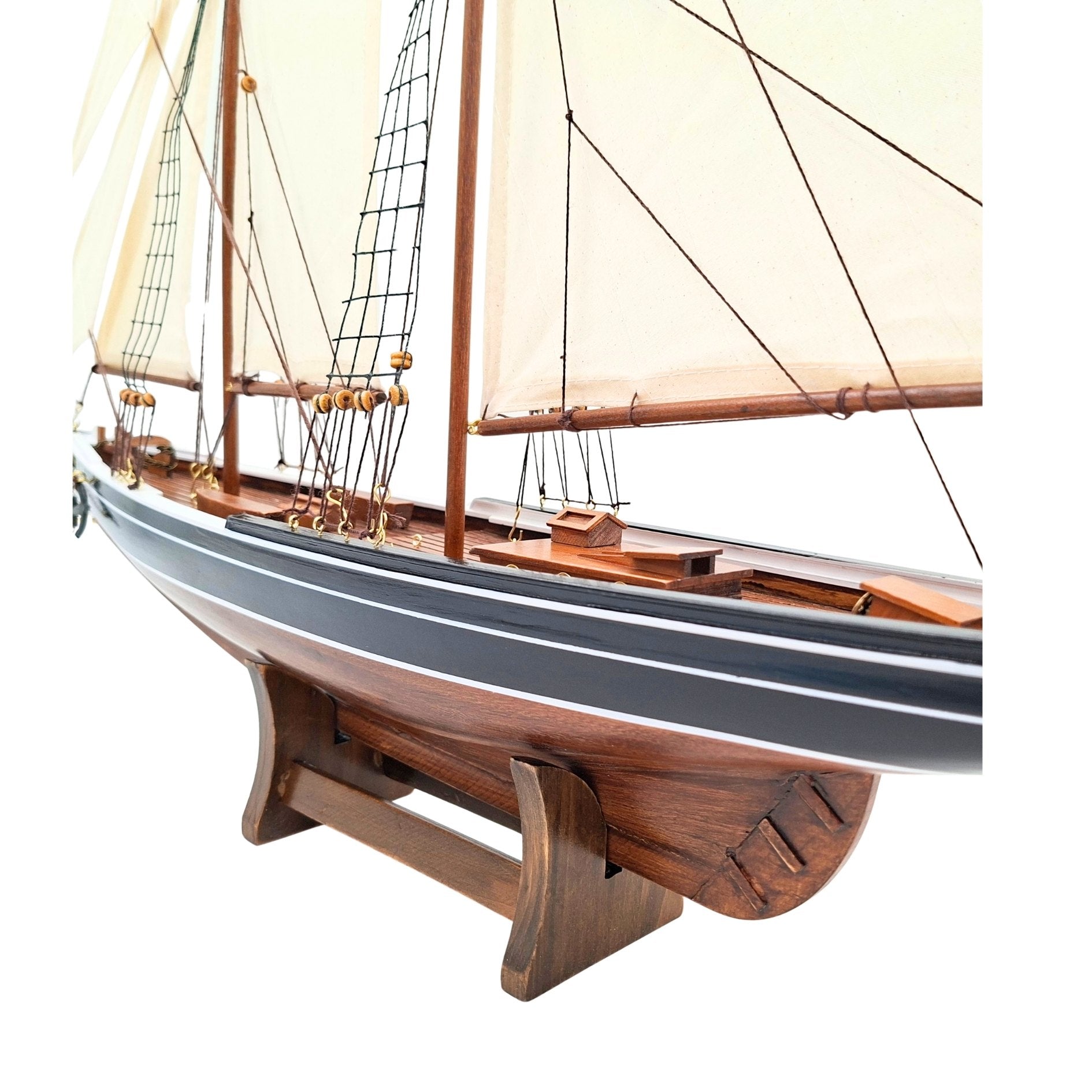 Bluenose szkúner modell 78 cm gravírozással - elegáns fa tengerészeti dekoráció ajándékba a vitorlázás és a tengeri történelem kedvelőinek, természetes vitorlákkal