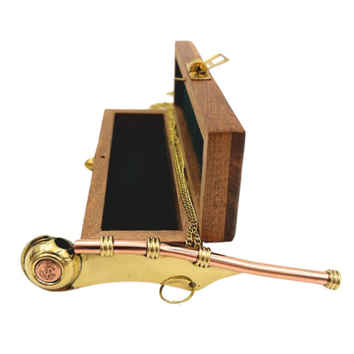 Réz hajós síp gravírozással, elegáns fadobozban – sárgaréz, 12,5 cm
