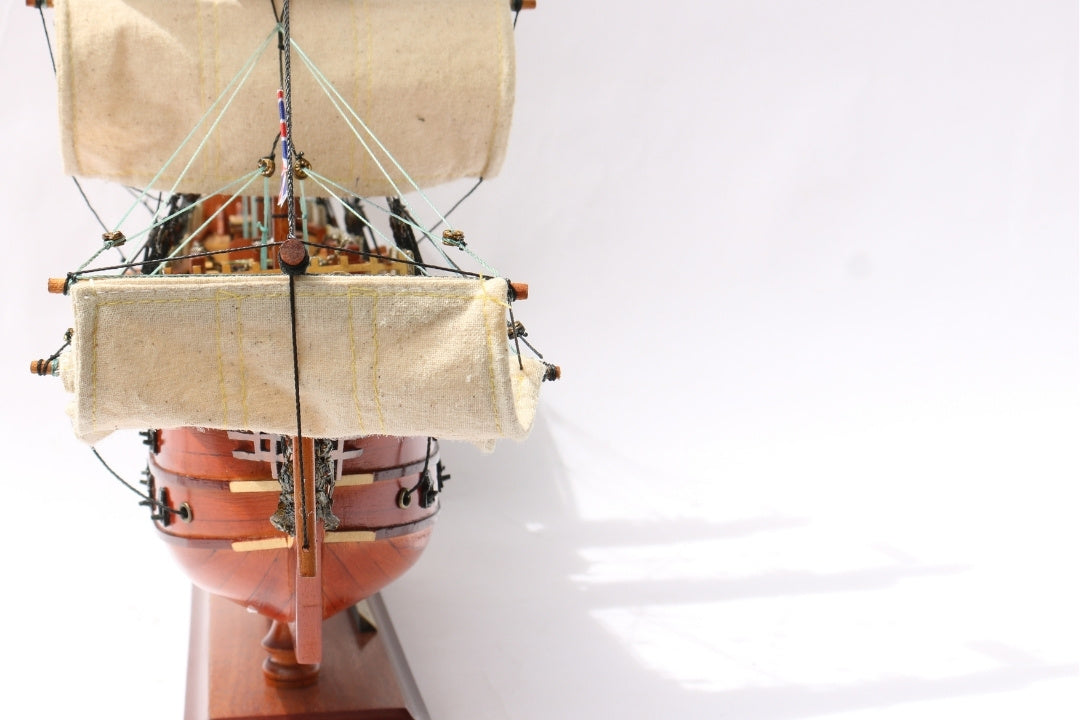 Összeszerelt HMS Victory vitorláshajó-modell, 54 cm - kézzel készített replika, személyre szabható gravírozással - ideális ajándék a vitorlázás szerelmeseinek - kiváló minőség, elegáns fa talapzat