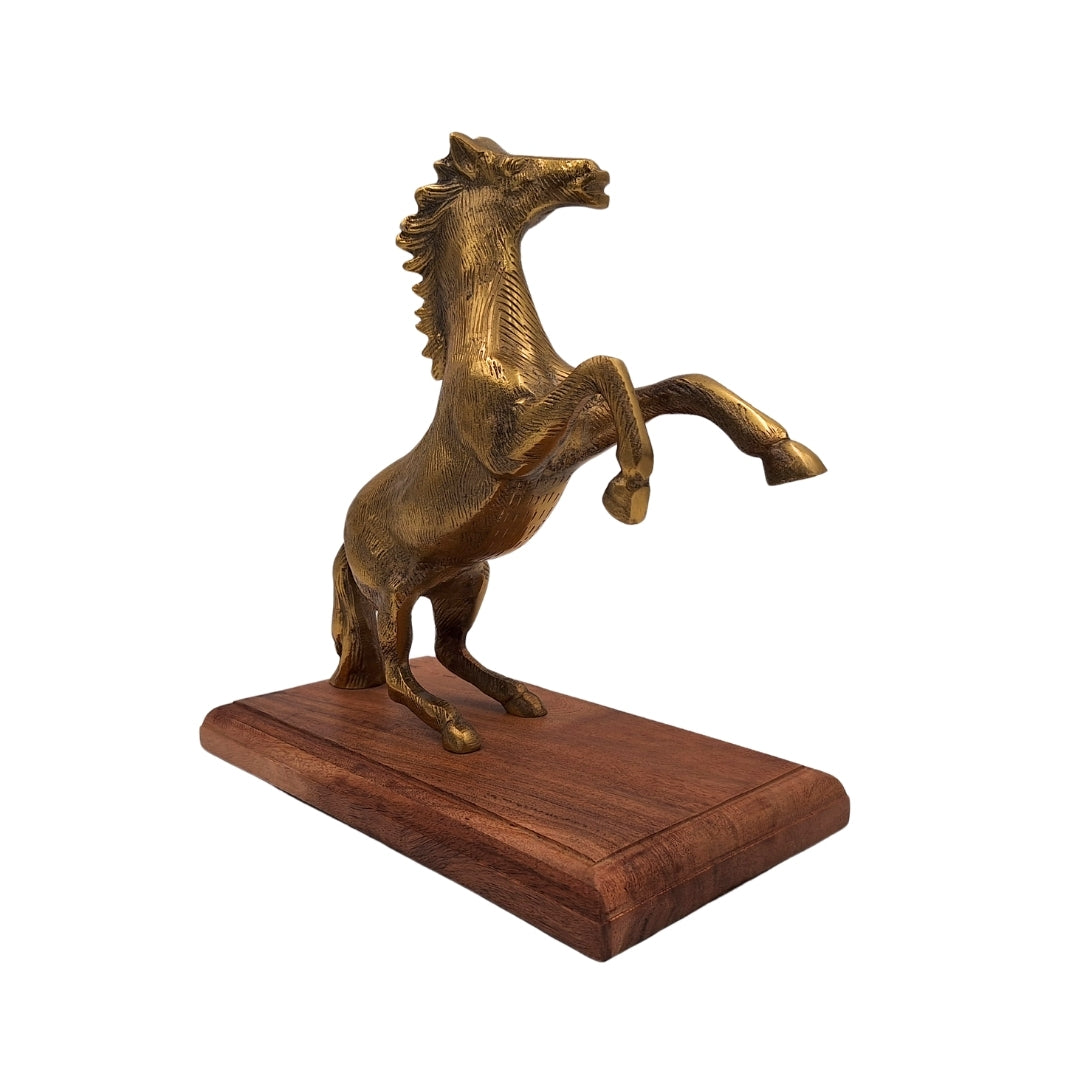 Figurka konia aluminiowa na drewnianej podstawie z możliwością personalizacji grawerem - elegancki prezent w kolorze złotym i brązowym, wysokość 27.5 cm
