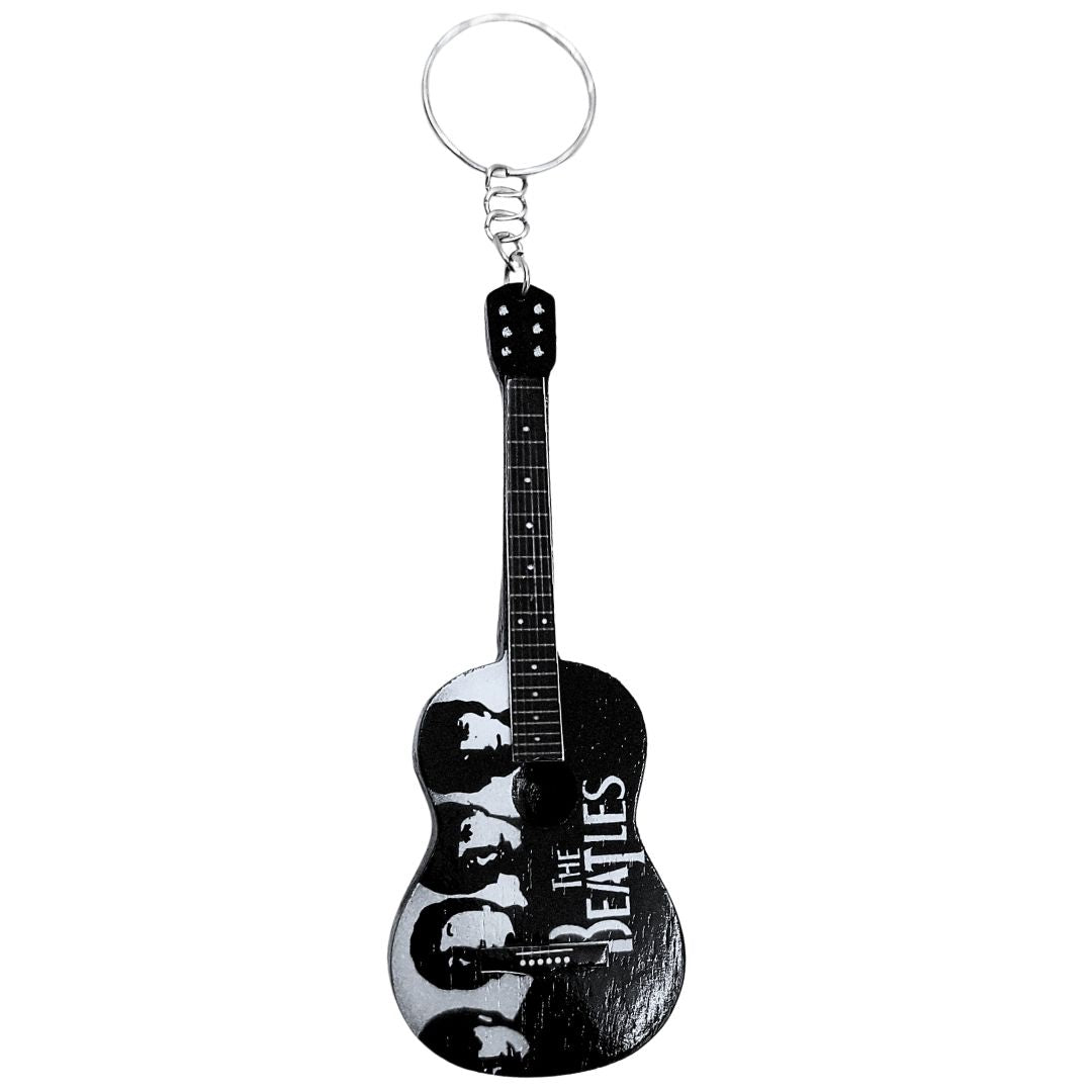 The Beatles EGK-0894 gitár kulcstartó, gravírozással személyre szabható, fa, fehér, fekete és barna színben, ideális ajándék zenerajongóknak és gitárosoknak