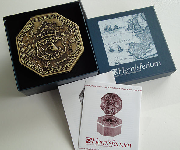 Exkluzív Cardan mágneses iránytű gravírozással - replika tengerészeti ajándéknak, magasság 5,8 cm, bükk- és tölgyfa, sárgaréz, reneszánsz stílus