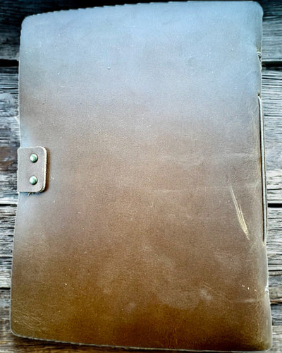 Prémium "RetroNotes" Jegyzetfüzet – Elegáns jegyzetfüzet Valódi Bőrből - 200 oldal, 120g, jegyzetfüzet, vázlatfüzet, barna szín, gravírozással személyre szabható