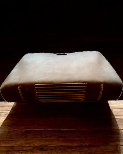 Prémium "RetroNotes" Jegyzetfüzet – Elegáns jegyzetfüzet Valódi Bőrből - 200 oldal, 120g, jegyzetfüzet, vázlatfüzet, barna szín, gravírozással személyre szabható