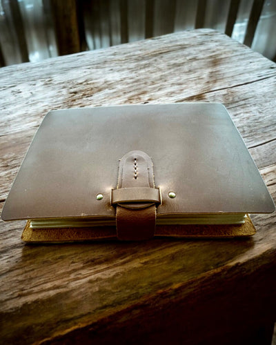 Prémium "RetroNotes" Jegyzetfüzet – Elegáns jegyzetfüzet Valódi Bőrből - 200 oldal, 120g, jegyzetfüzet, vázlatfüzet, barna szín, gravírozással személyre szabható