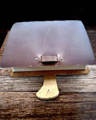 Prémium "RetroNotes" Jegyzetfüzet – Elegáns jegyzetfüzet Valódi Bőrből - 200 oldal, 120g, jegyzetfüzet, vázlatfüzet, barna szín, gravírozással személyre szabható