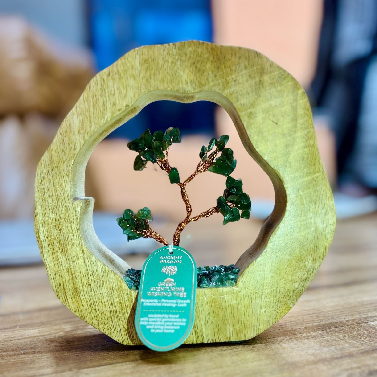 Zöld aventurin fakert mangófa karikában – kézműves termék 60 kődarabbal – ideális ajándéknak – méretek: 17,5x17x4 cm, súly: 350 g