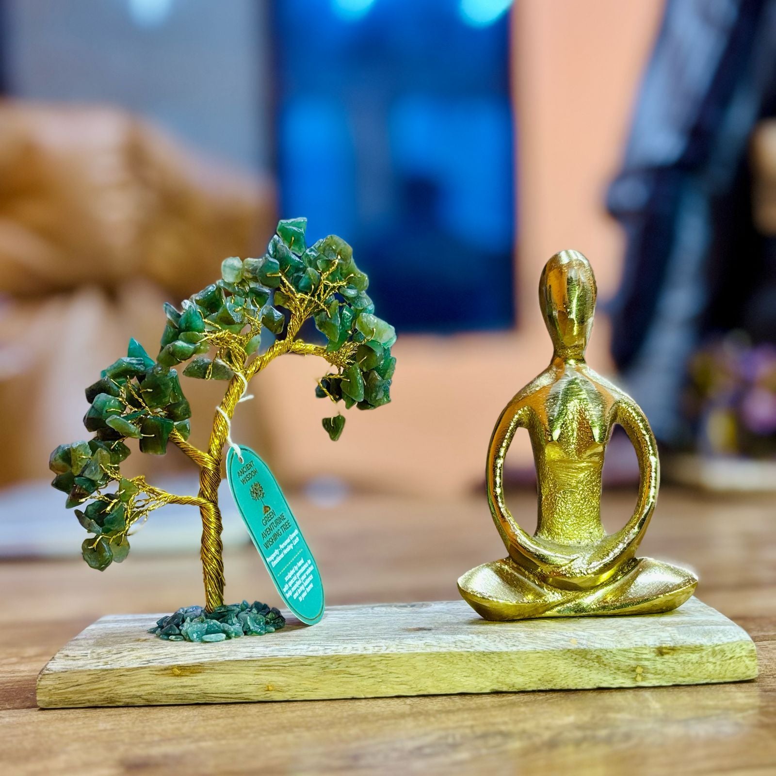 Drágakő jóga kertek – Padmasana póz zöld aventurinból – kézzel készített fa 100 kővel – elegáns aranyszínű figura – természetes fa talp