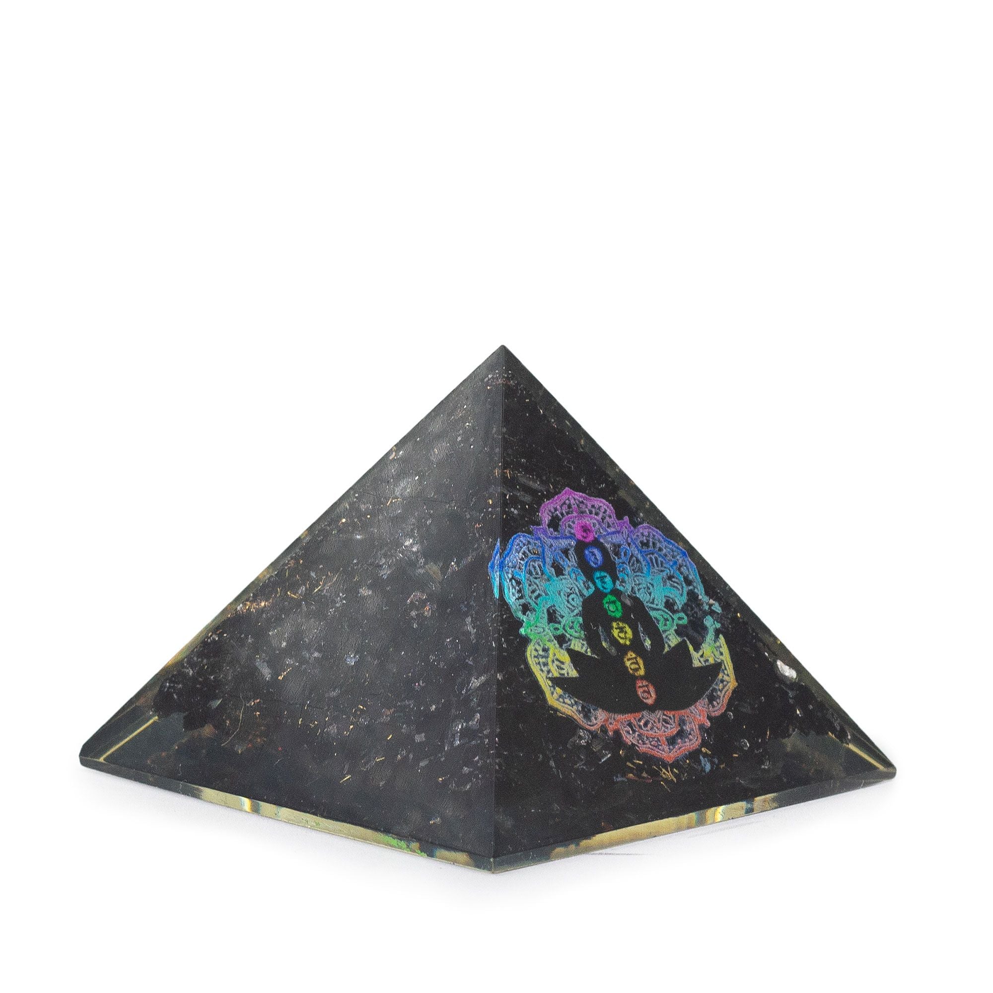 Kis orgonit piramis fekete turmalinnal, 5.5x4.5cm, csakrás Buddha motívummal