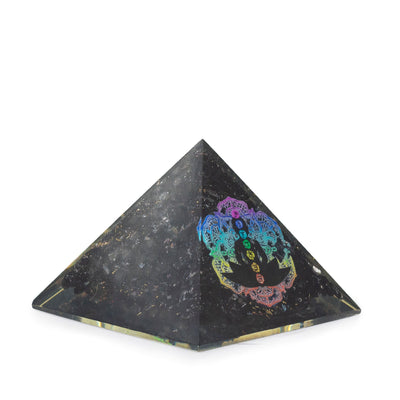 Kis orgonit piramis fekete turmalinnal, 5.5x4.5cm, csakrás Buddha motívummal