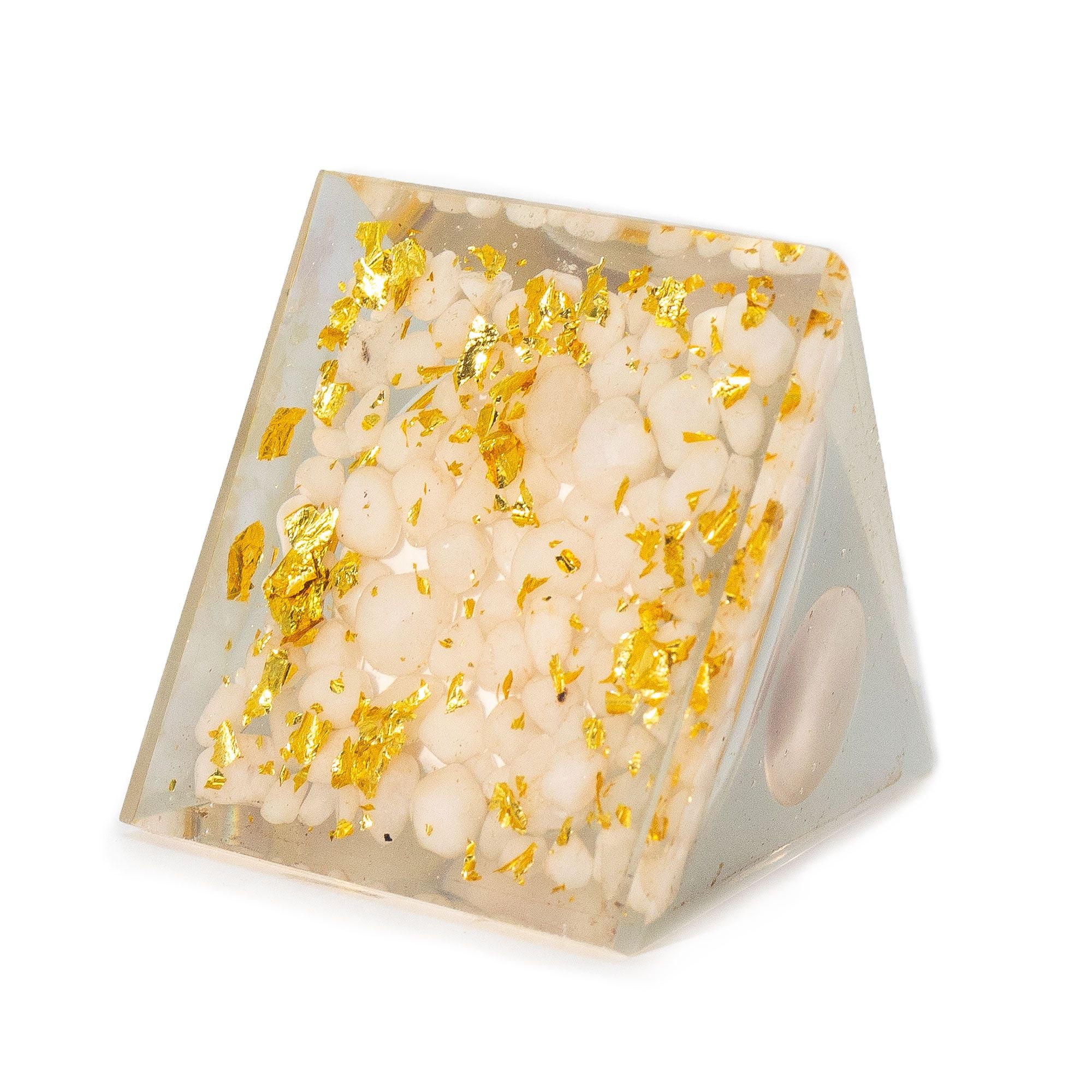 Piramida Orgonitowa z Białą Kulą Kwarcu 7x6 cm - Naturalne Kawałki Kwarcu i Złote Płatki